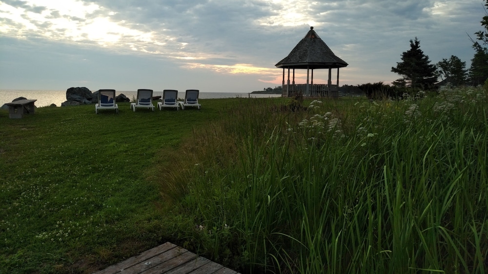 Amherst Shore Country Inn