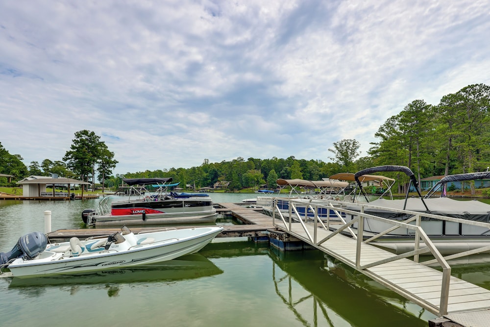 Walk to Lake Martin: Water-view Retreat w/ Deck!