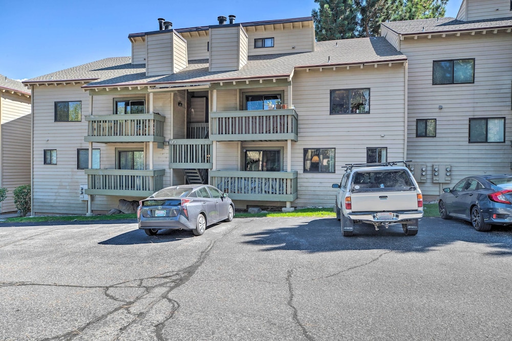 Cozy Mammoth Lakes Studio: 5 Mi to Ski Slopes view 2
