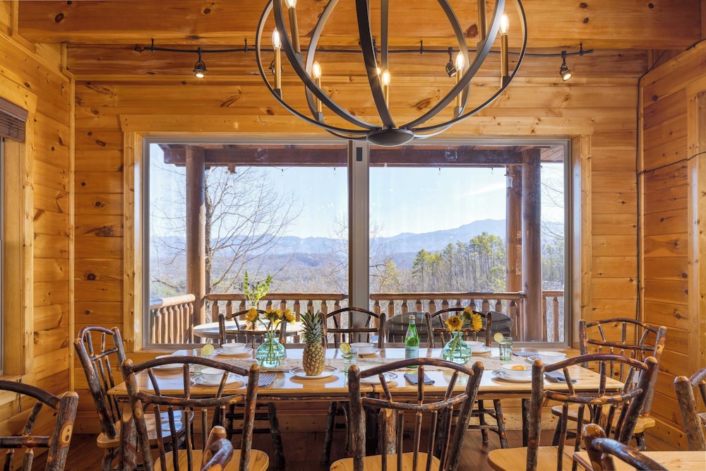 A View for All Seasons by Avantstay 12bdr w/ Game Room, Hot Tub, Movie Theater, Deck Views