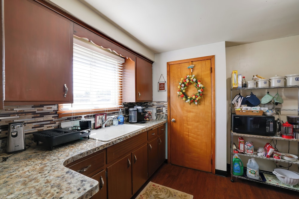 Large Private Yard: Home 14 Mi to Niagara Falls!