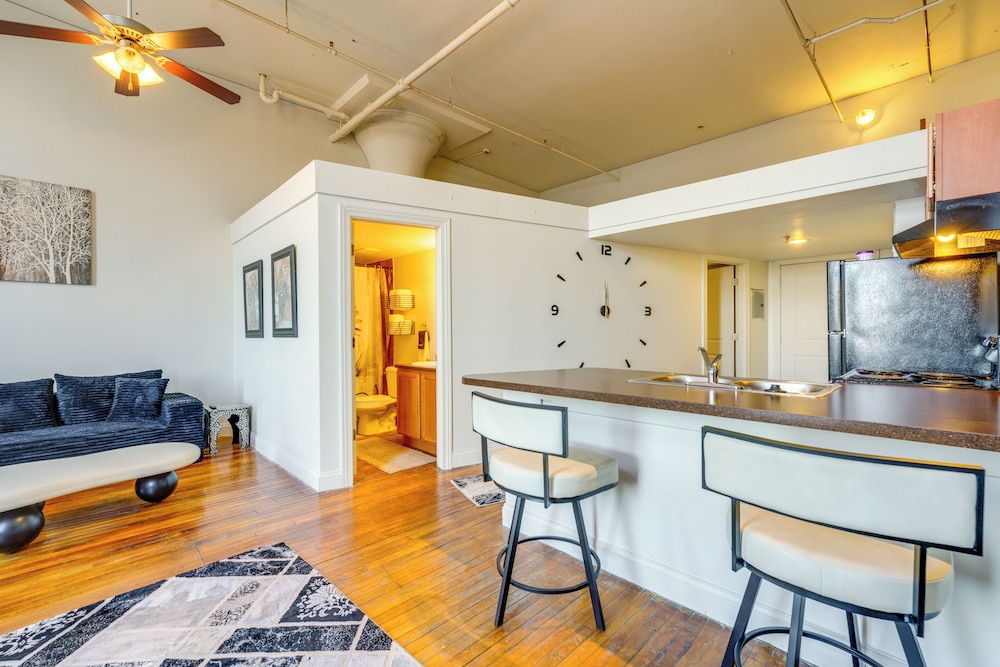 Explore Corktown: Updated Loft Next to Riverwalk!