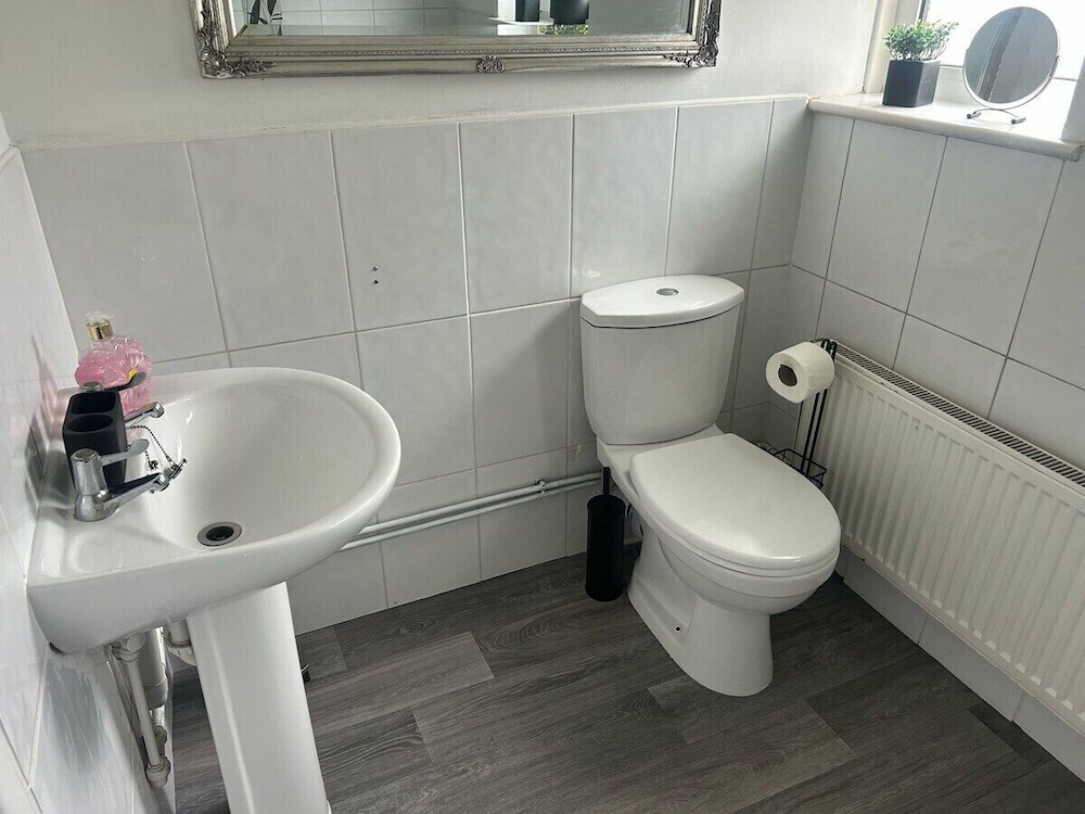 Family & Group Stay 3 Bedroom Swansea Home