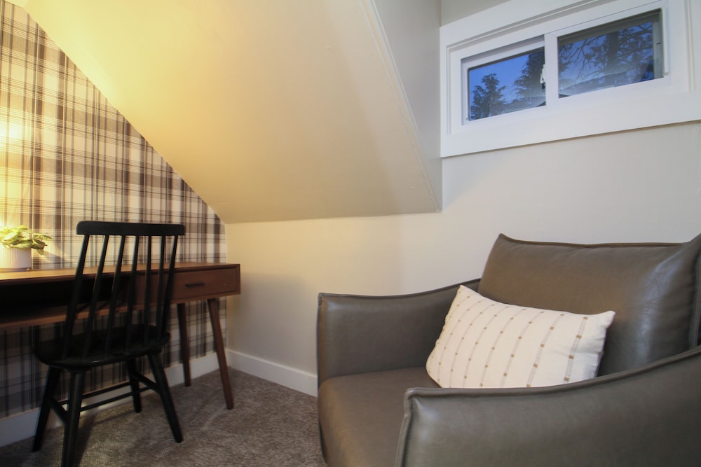 The Aurora Inn & Cottages
