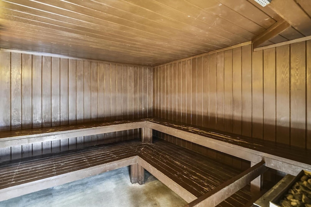 Mountainside 155a 2 Bedroom Condo by RedAwning