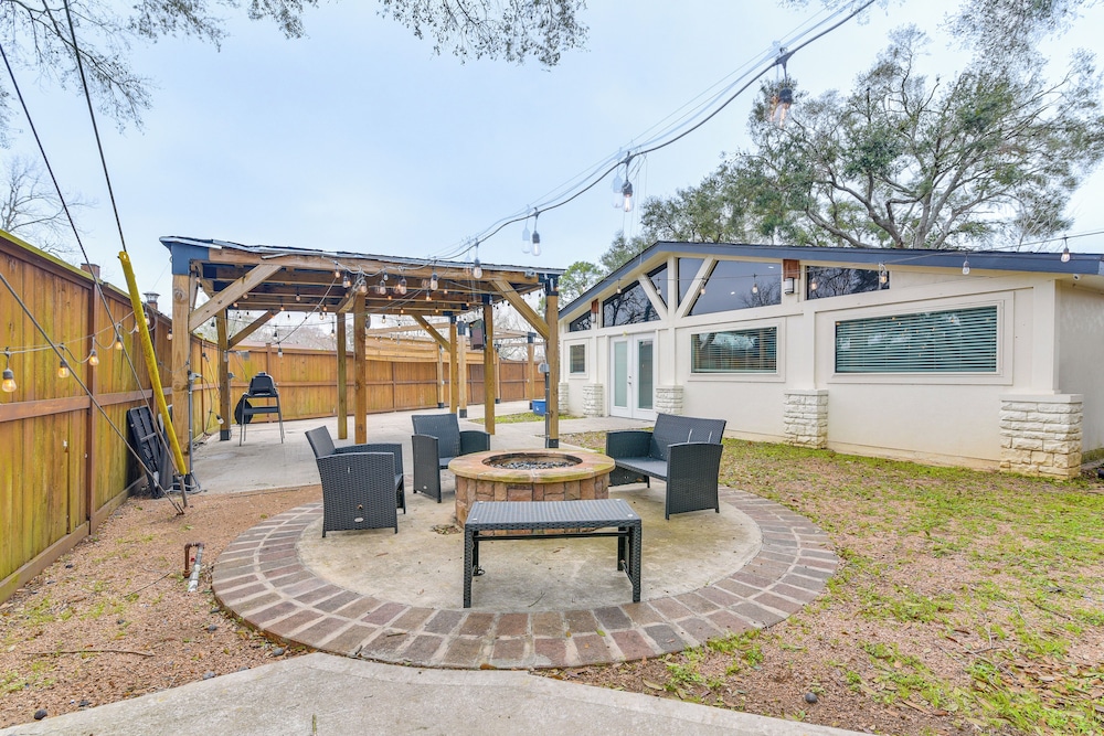 Modern Oasis w/ Outdoor Lounge in Houston!