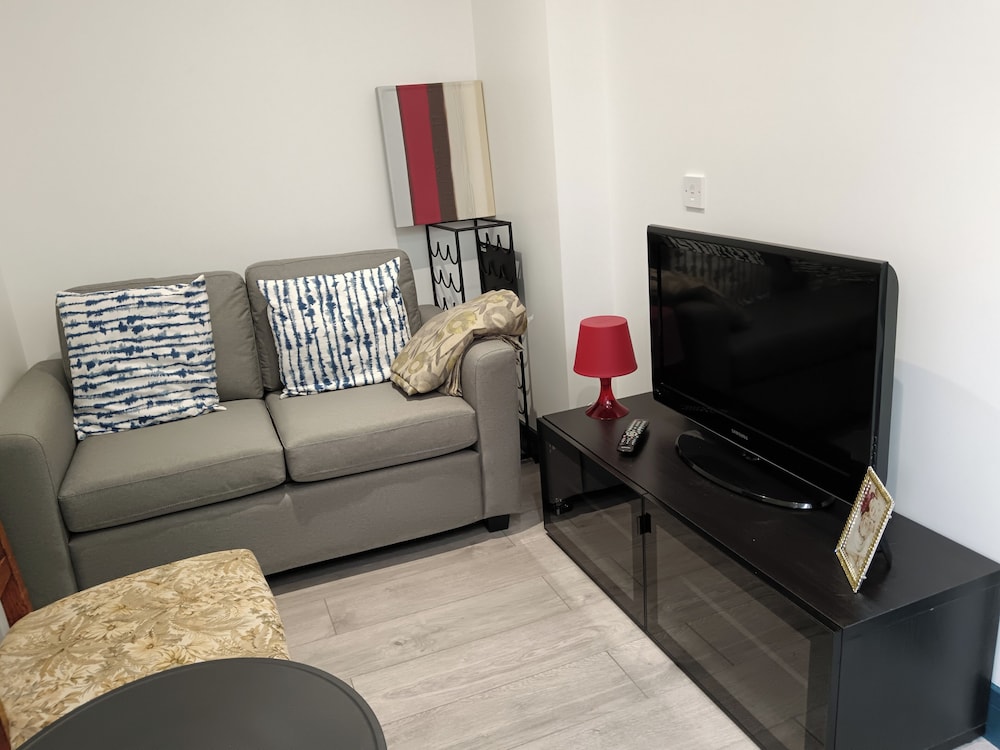 High Wycombe - 1bed Apartment - Sleeps 3 - Parking