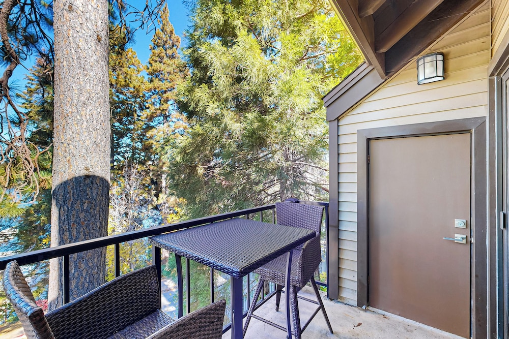 3 BR Lake Condo w/ Shared Pool & Spa