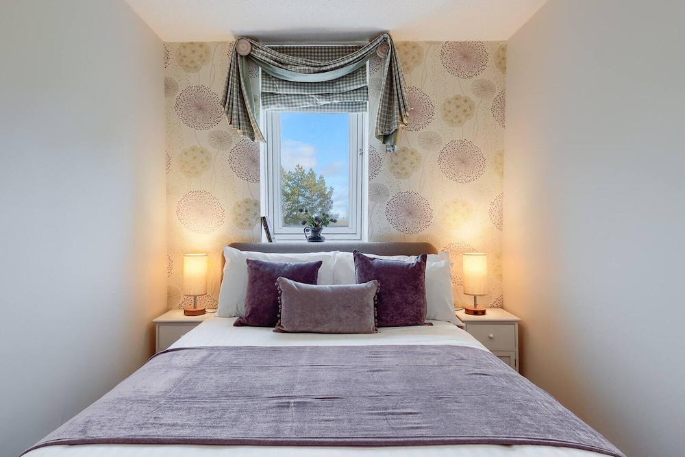 Tasteful top Floor Apartment Next to Gleneagles view 2