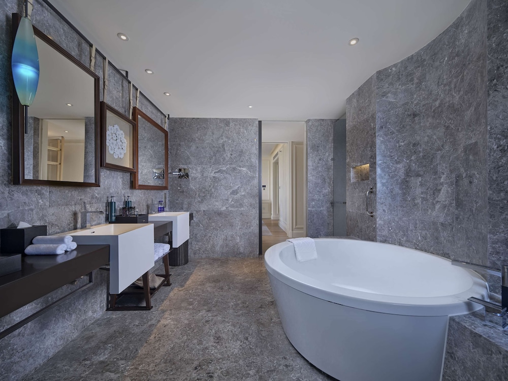 Hilton Dalian Golden Pebble Beach Resort