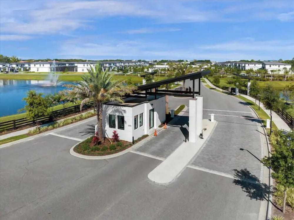 Luxurious 15br Villa With Lake View & Game/theater