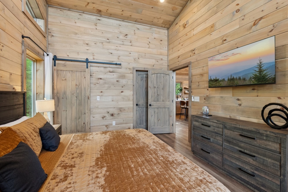 Golden Oaks Cabin 3 Bedroom Home
