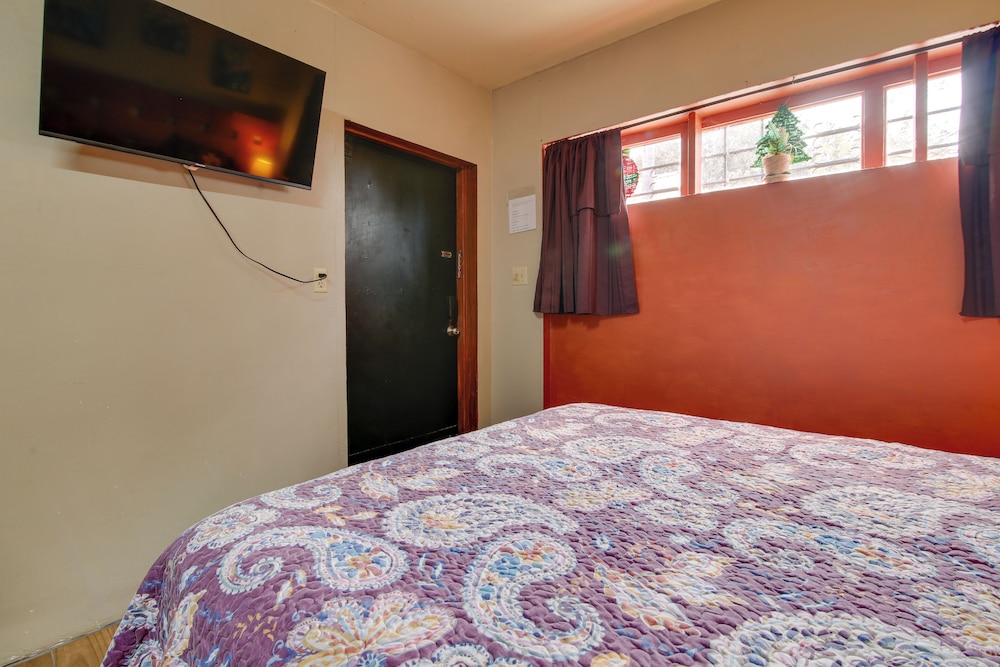 2 Mi to Shopping & Dining: Santa Rosa Studio