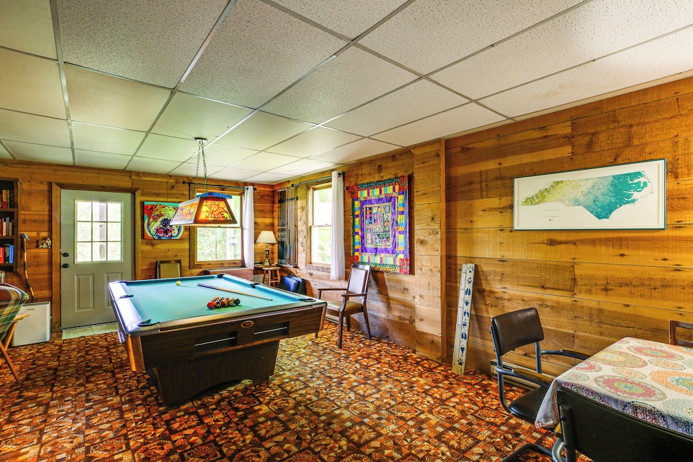 Deck, Fire Pit, Games: Family Escape Near Boone