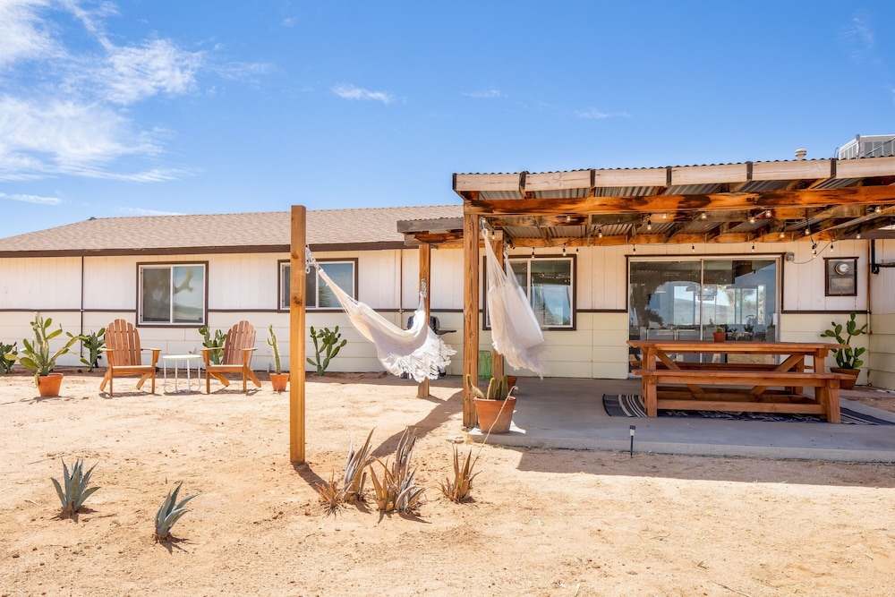 Gemini Retreat - Amazing Desert Night Skies 2 Bedroom Home by RedAwning view 4
