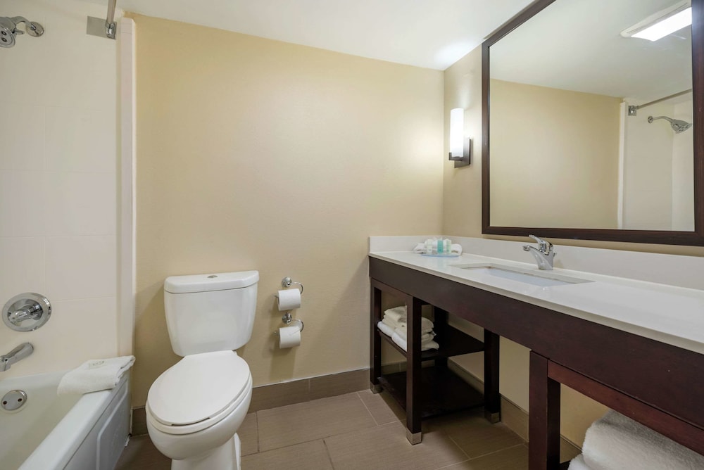 Lexington Vacations - Clarion Hotel Conference Center - North - Property Image 128