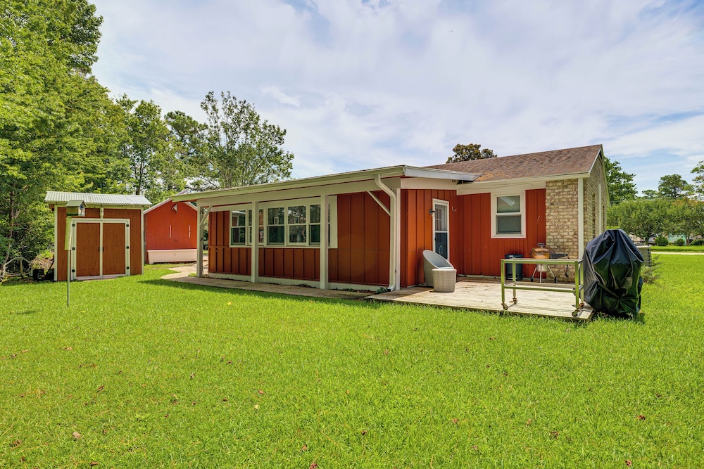 4 Mi to Radio Island Beach: Family Cottage