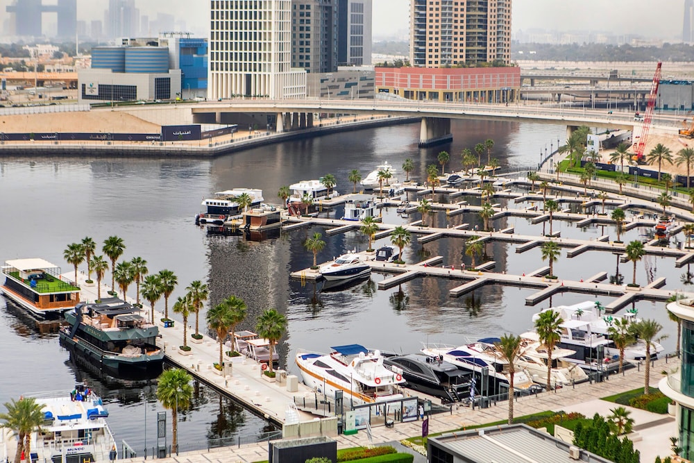 Luxe Waterfront 2BR with Canal view