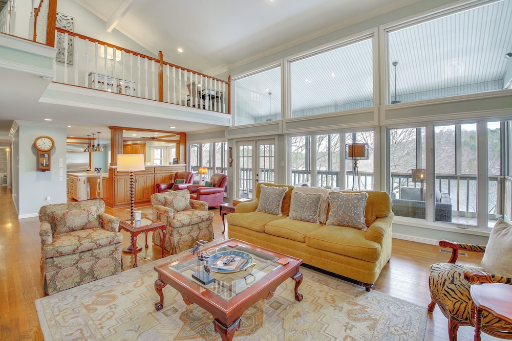 Screened-in Porch w/ Views: Hot Springs Getaway!