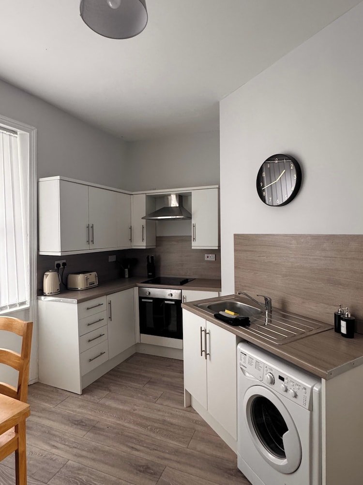 House - Sleeps 6 - Pet Friendly - Garden - Parking