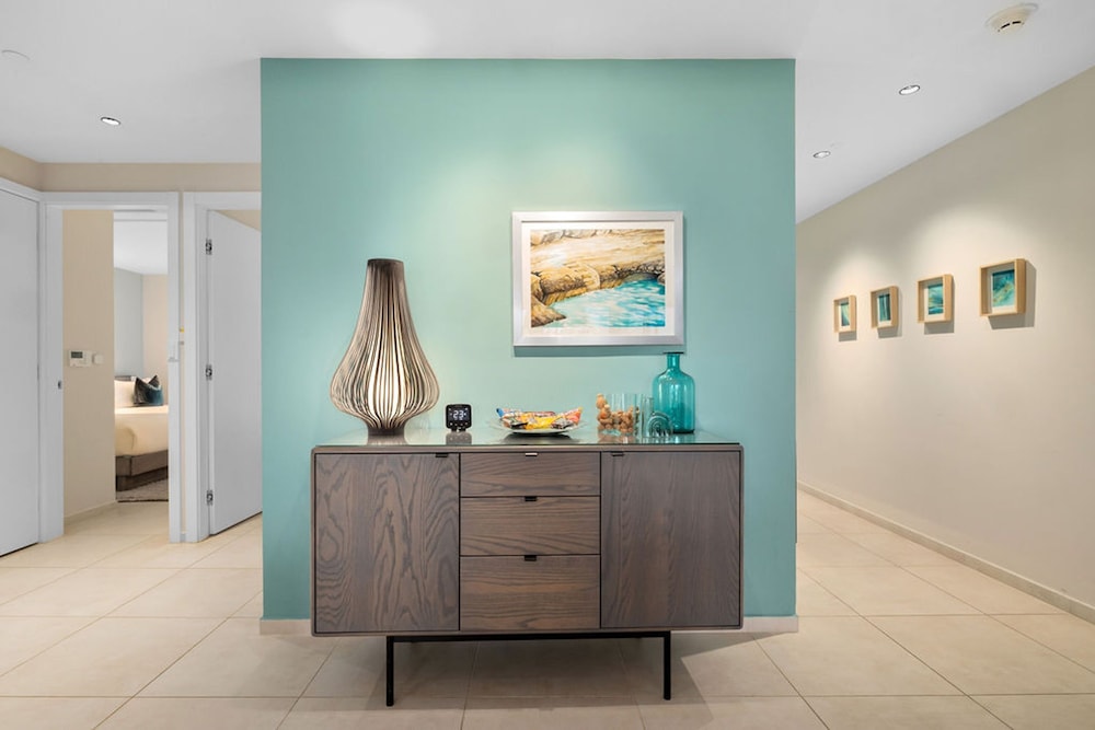 Beachfront Luxury NEW 3br2 5BA Condo Eagle Beach