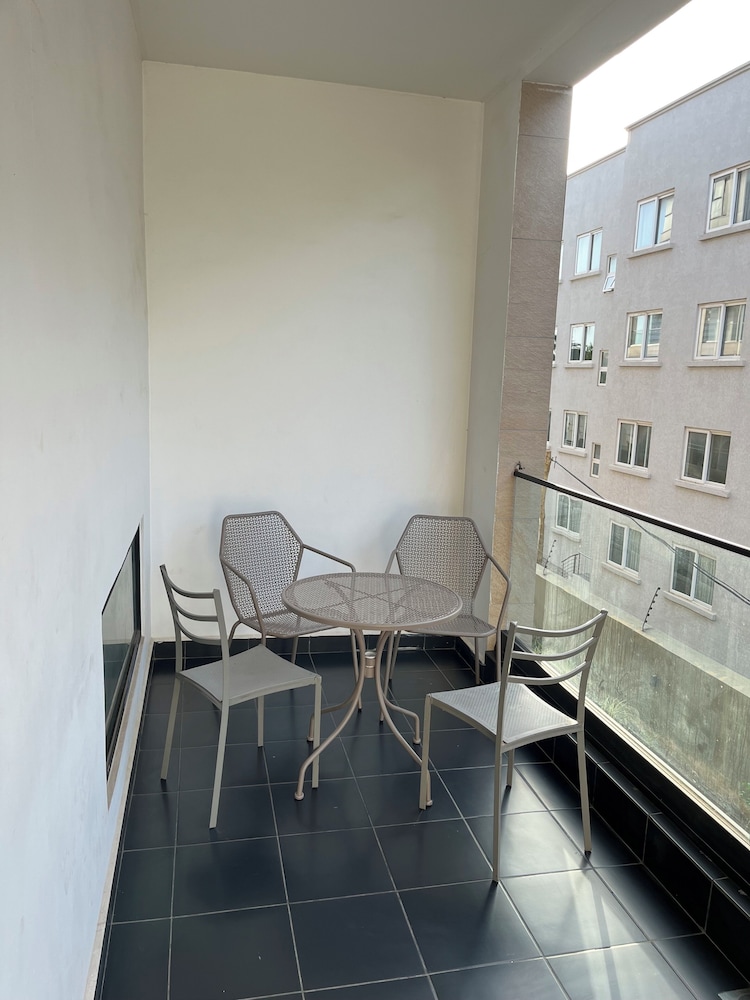 Easy Stay at Embassy Gardens Apartment