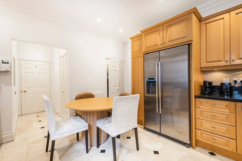 Luxury 3BR Mayfair Apartment Near Green Park