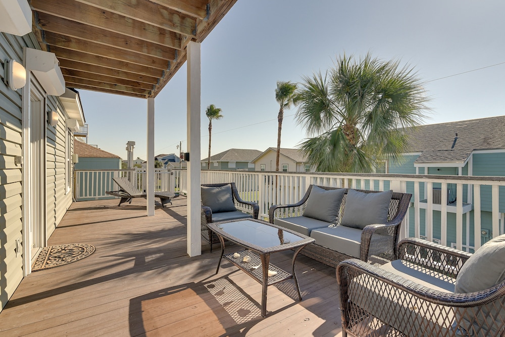 Steps to Sand: Pirates Beach House in Galveston!