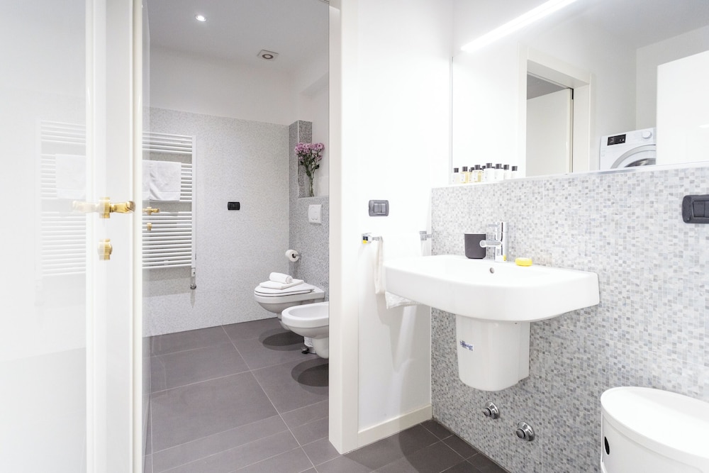 White Flat in Como City Center by Rent all Como