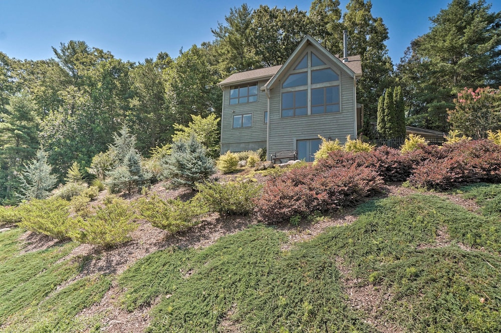 Hilltop Home w/ Panoramic Forest & Mountain Views!
