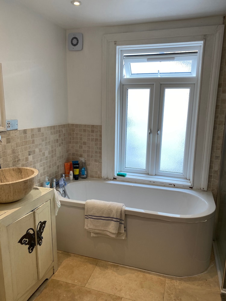 Modern, Spacious 1 Bedroom Garden Flat Sw18