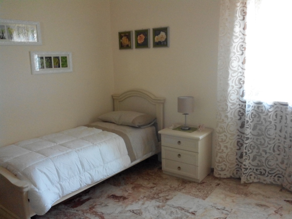 Villa Lazzari B&B Tra i due Mari view 3