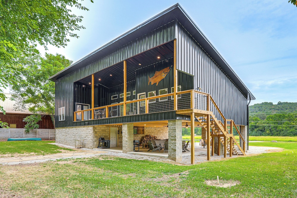 Relax on the River: Modern Mountain View Escape!