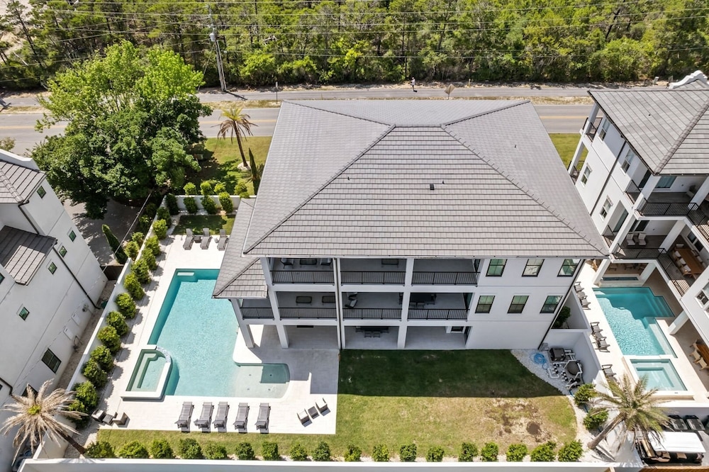 Emerald Palace by Avantstay 10bdr w Private Pool Golf Cart