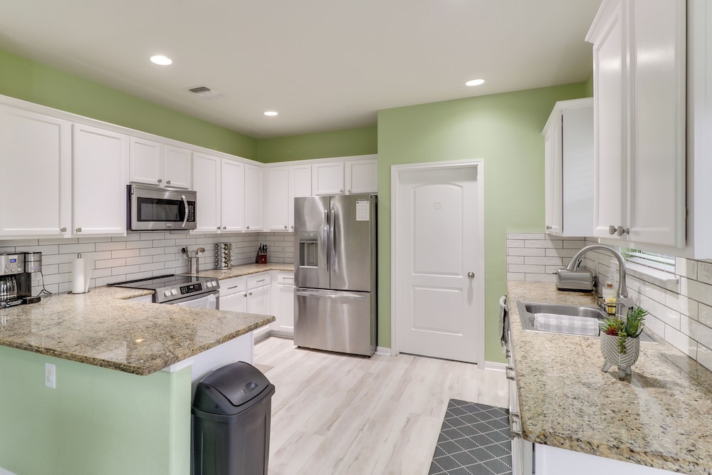 17 Mi to Dtwn Austin! Family Escape w/ Pool Access