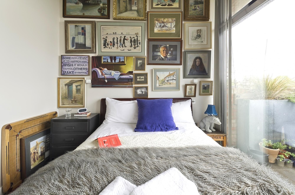 Fabulous East London Flat With Rooftop Pool by Underthedoormat