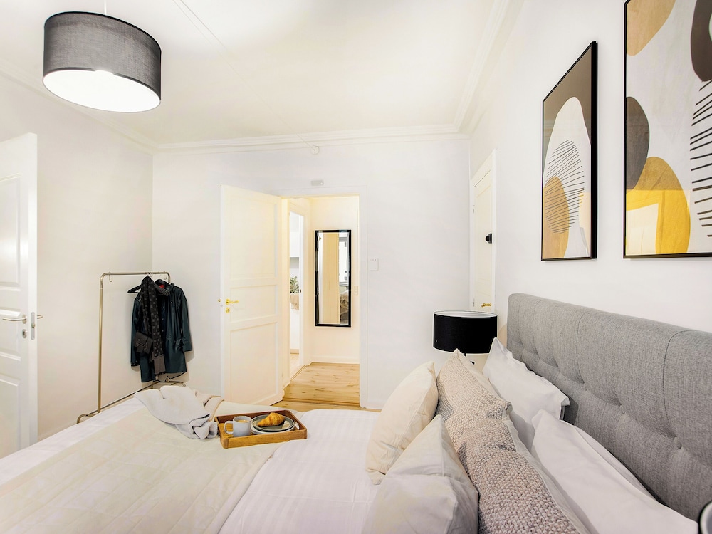 Sanders Tivoli 1- Lovely 2-bdr Apt Near Tivoli view 3