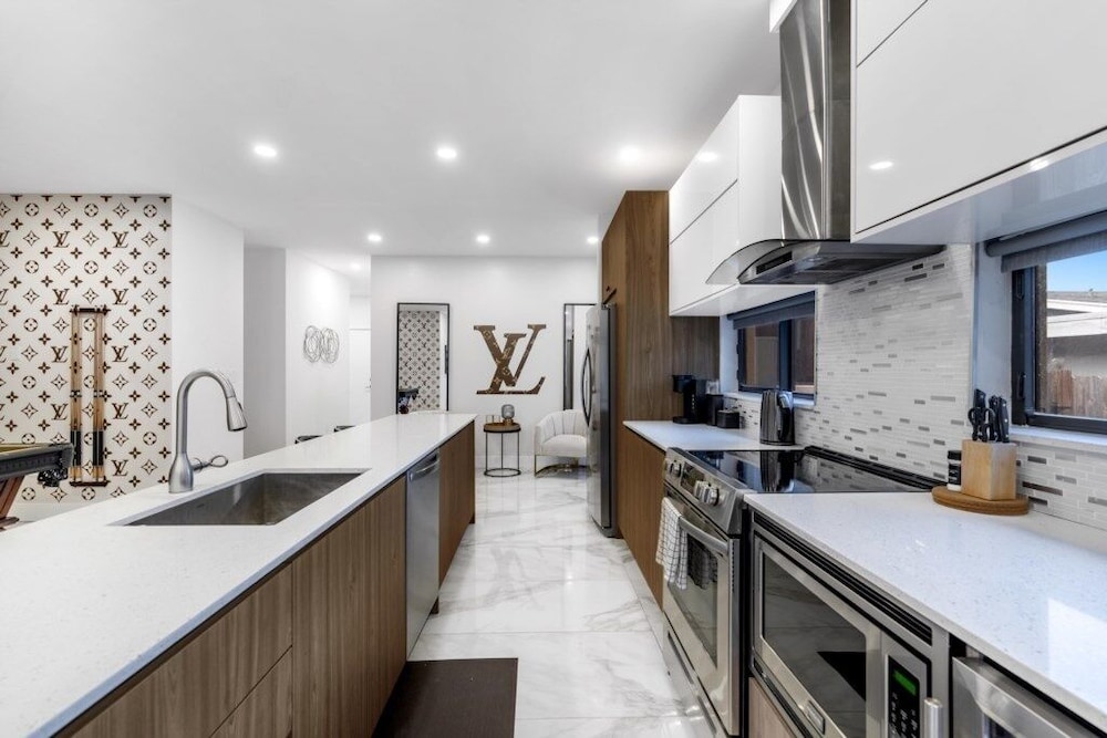 Golden Fox Downtown Pool House 3 Bedroom Home