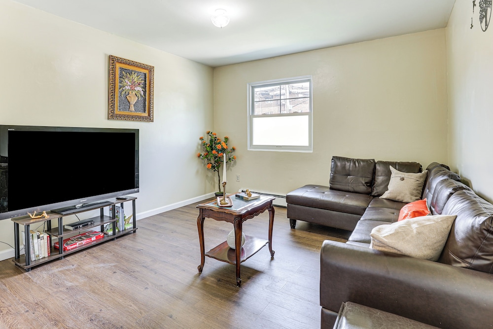 2 Mi to The Marketplace: Spring Valley Apartment
