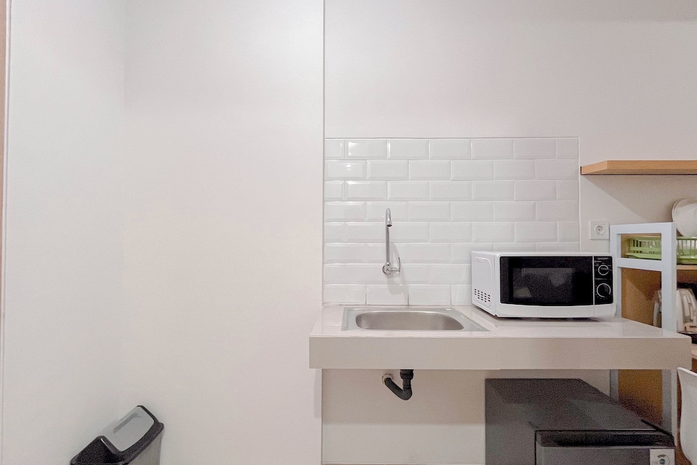 White Style Studio (No Kitchen) Apartment Bandaraya - Tallasa City Makassar