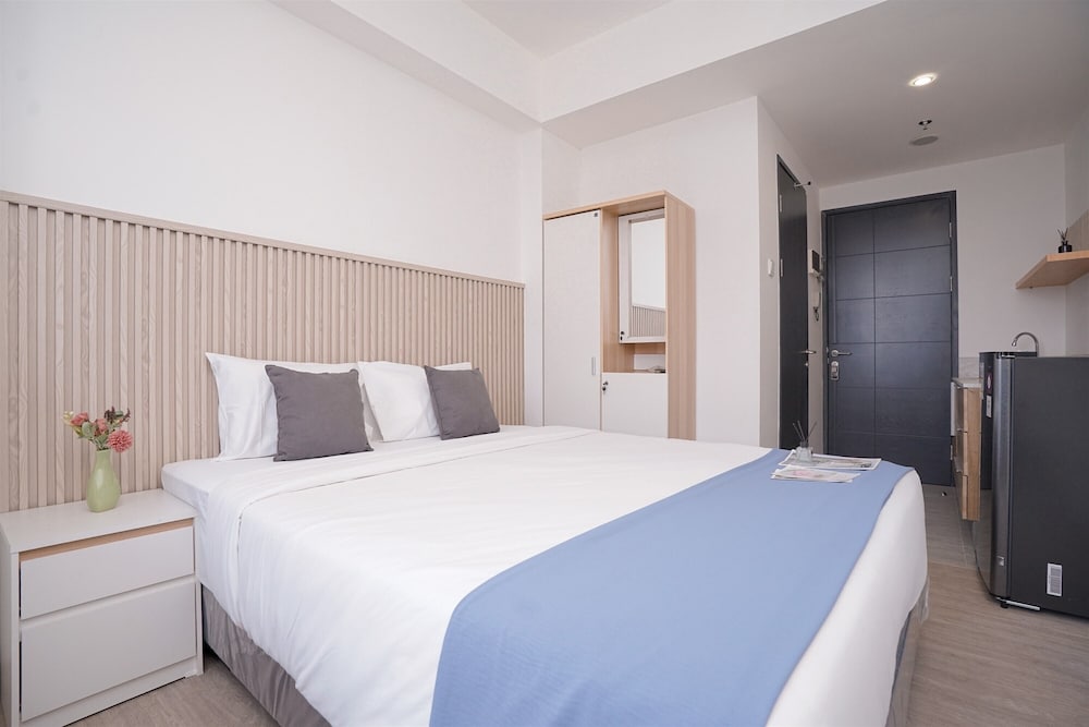 Warm Cozy Studio Room at Collins Boulevard Apartment