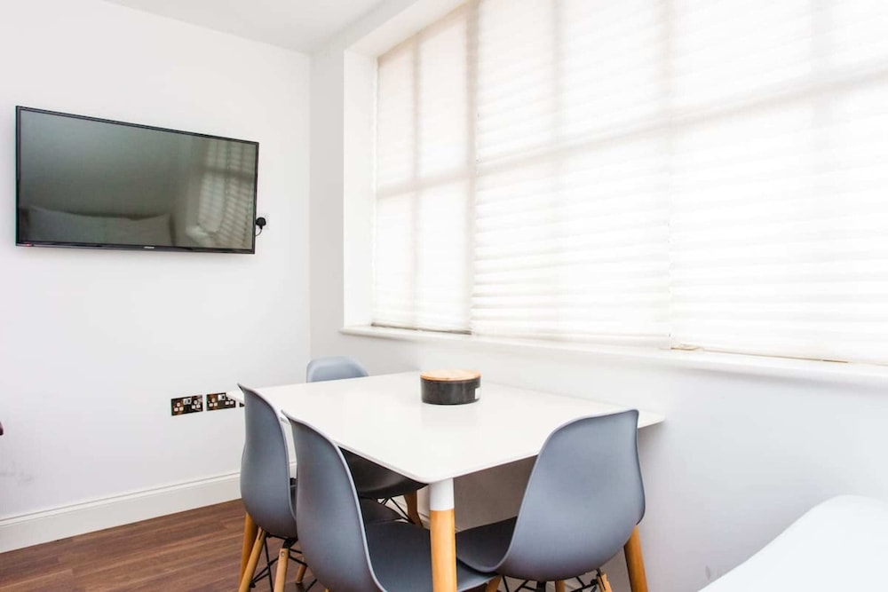 Energised Apartment With Gym in Brent Park