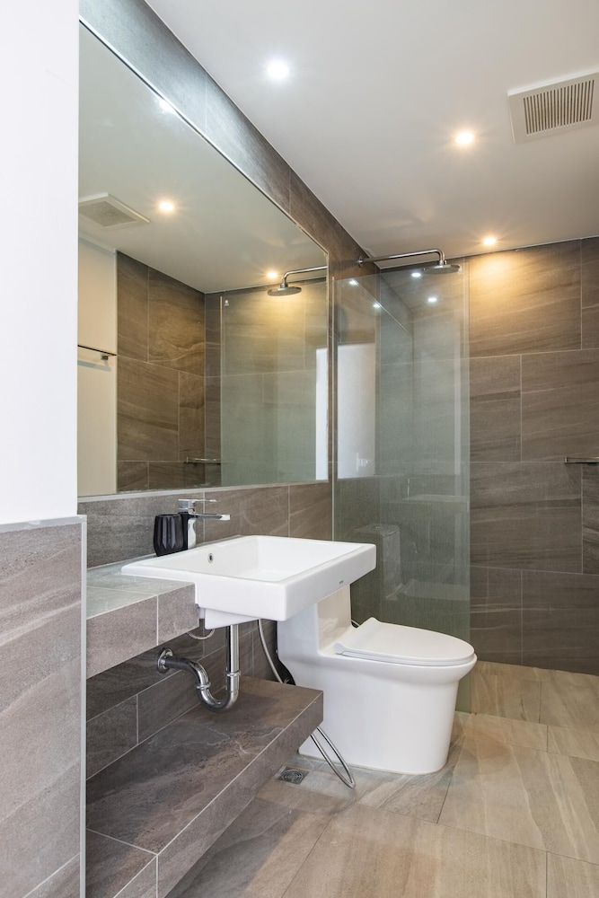 Modern Condo - 1BR & Office T3-528
