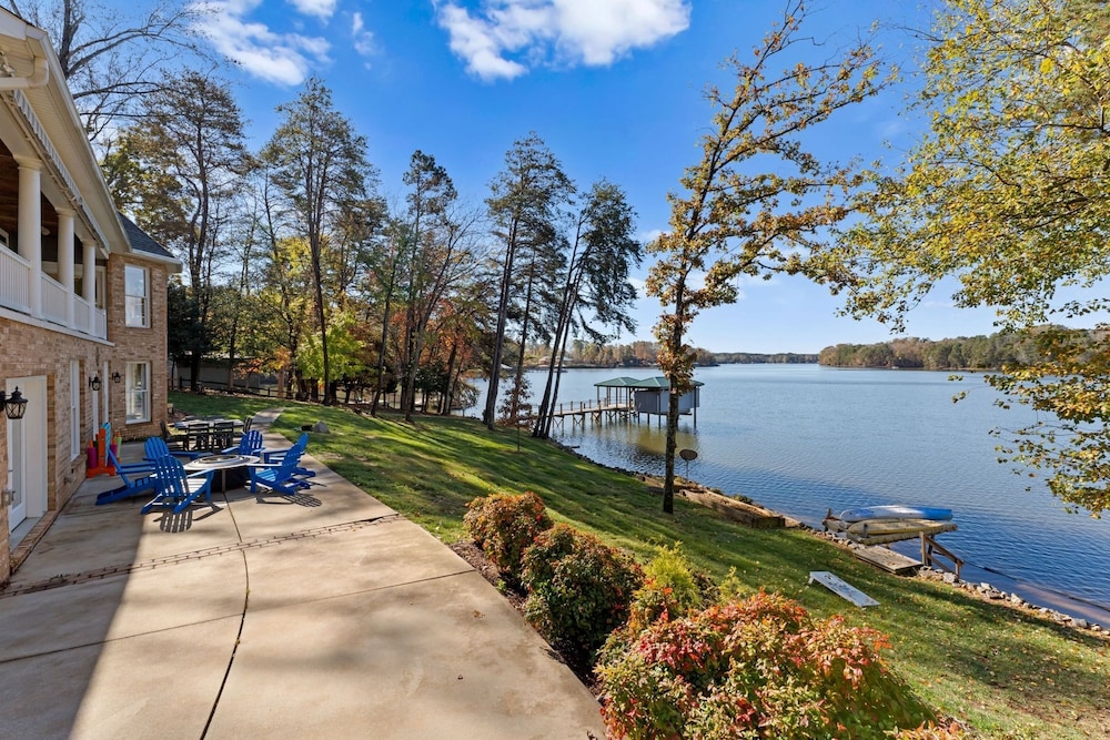 Sunset Pointe by Avantstay Waterfront Beach Fire Pit Sleeps 14 5bdr 4BA