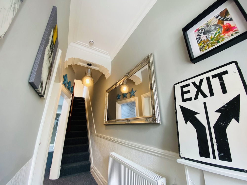 Blackpool - 4 Beds - Sleeps 10 - Pet Friendly