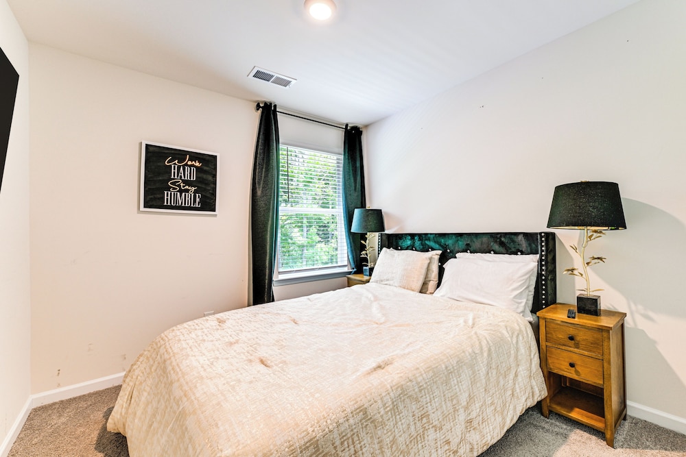 7 Mi to Uptown - Pet-friendly 2-story Townhome!