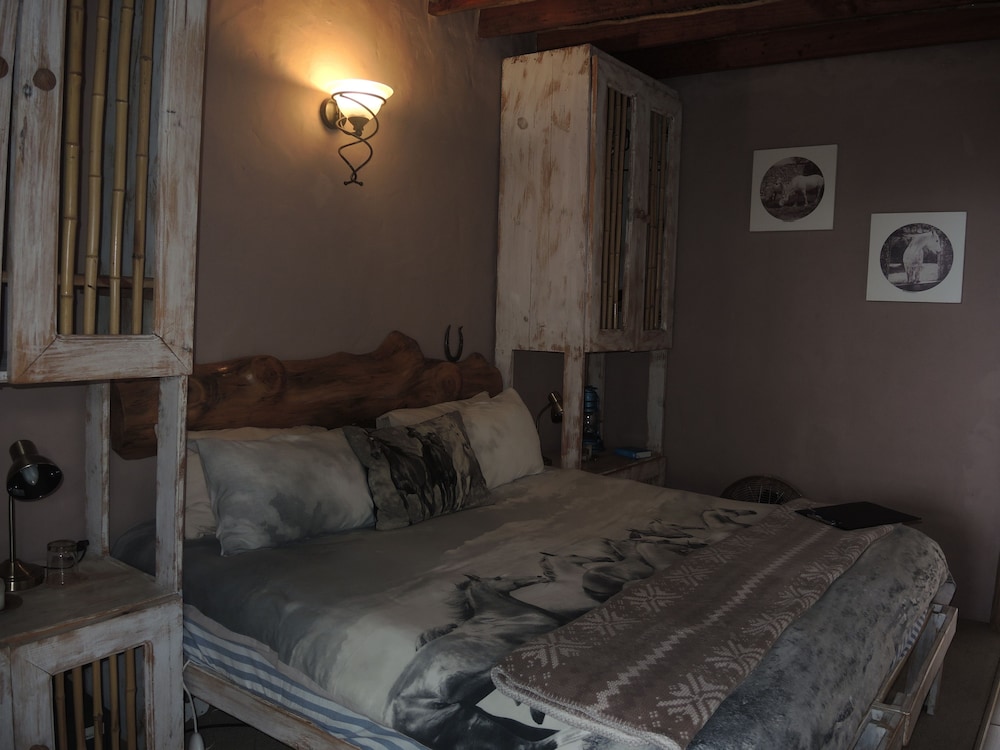 T'Niqua Stable Inn