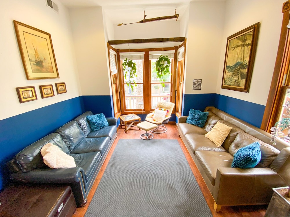 International Travelers House Hostel \- Downtown San Diego Little Italy.
