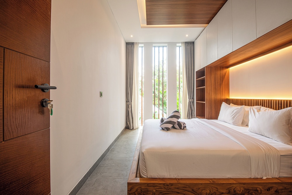 Elegant 5BR Canggu Villa 400m to Pristine Beach