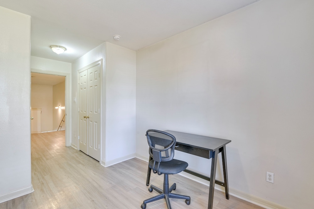 4 Mi to NRG Stadium: Spacious Houston Townhome!